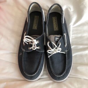 Boys Sperry Halyard shoe